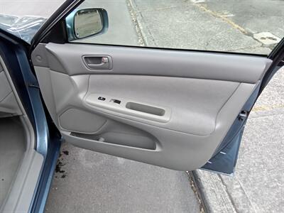 2004 Toyota Camry LE   - Photo 15 - Kirkland, WA 98033