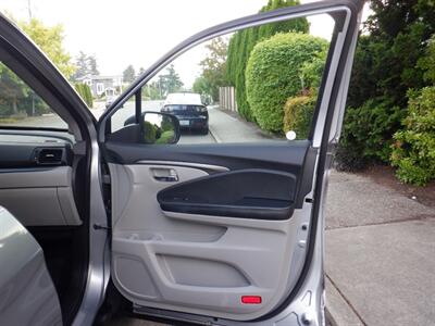 2016 Honda Pilot LX   - Photo 12 - Kirkland, WA 98033