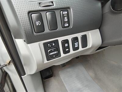 2007 Toyota Tacoma V6 TRD Sport ,6 Speed Manual, 4dr Double Cab 4x4   - Photo 17 - Kirkland, WA 98033