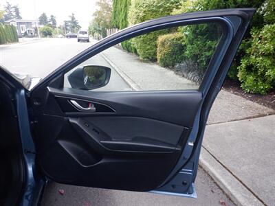 2015 Mazda Mazda3 i Touring   - Photo 12 - Kirkland, WA 98033