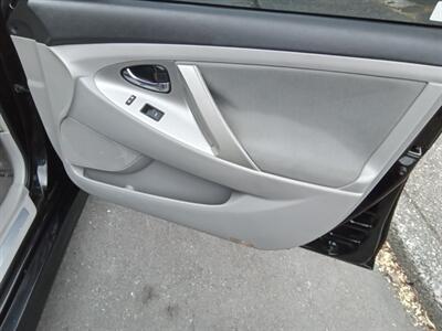 2011 Toyota Camry SE   - Photo 14 - Kirkland, WA 98033