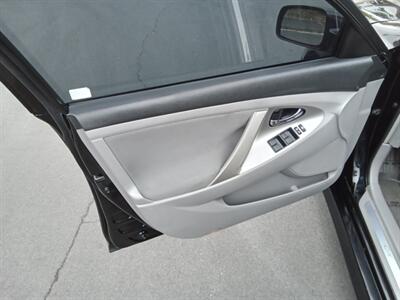 2011 Toyota Camry SE   - Photo 16 - Kirkland, WA 98033