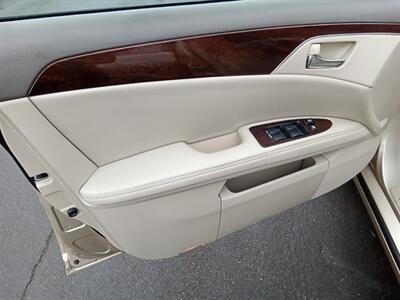 2010 Toyota Avalon XLS   - Photo 18 - Kirkland, WA 98033