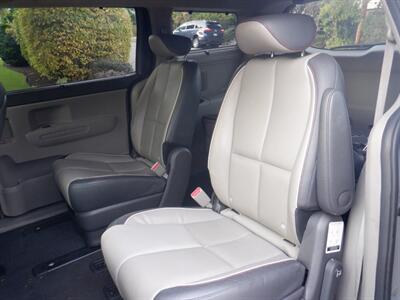 2017 Kia Sedona LX   - Photo 10 - Kirkland, WA 98033