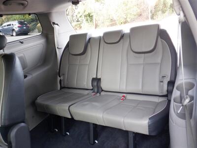 2017 Kia Sedona LX   - Photo 12 - Kirkland, WA 98033