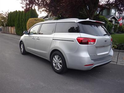 2017 Kia Sedona LX   - Photo 3 - Kirkland, WA 98033