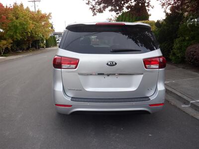 2017 Kia Sedona LX   - Photo 4 - Kirkland, WA 98033