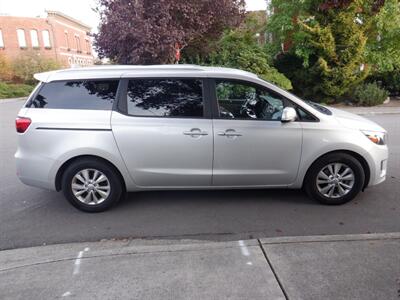 2017 Kia Sedona LX   - Photo 6 - Kirkland, WA 98033