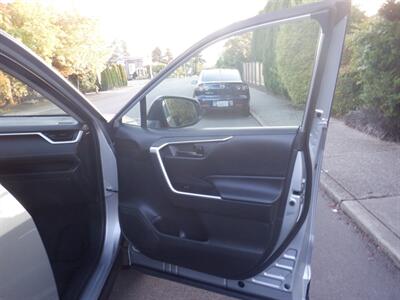 2020 Toyota RAV4 LE   - Photo 16 - Kirkland, WA 98033