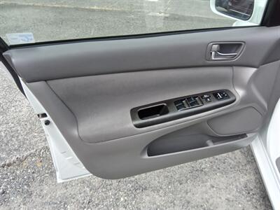2006 Toyota Camry LE   - Photo 17 - Kirkland, WA 98033