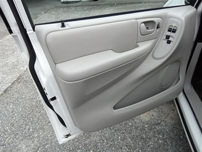 2006 Dodge Grand Caravan SXT   - Photo 25 - Kirkland, WA 98033