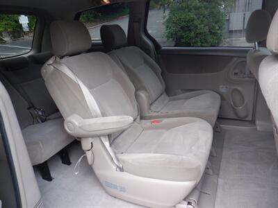 2004 Toyota Sienna LE 7 Passenger   - Photo 12 - Kirkland, WA 98033