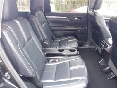 2017 Toyota Highlander SE   - Photo 11 - Kirkland, WA 98033