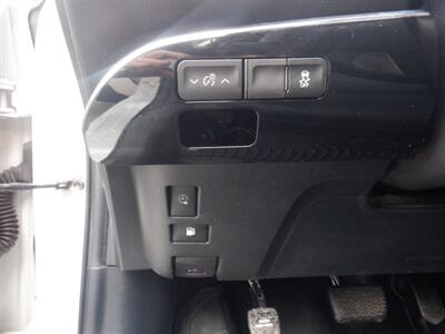 2017 Toyota Prius Prime Plus   - Photo 13 - Kirkland, WA 98033