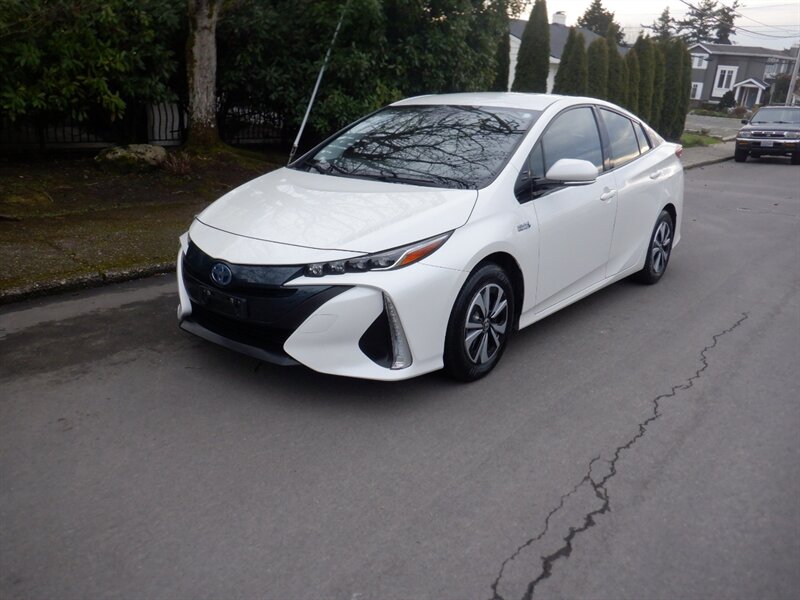 2017 Toyota Prius Prime Plus   - Photo 1 - Kirkland, WA 98033