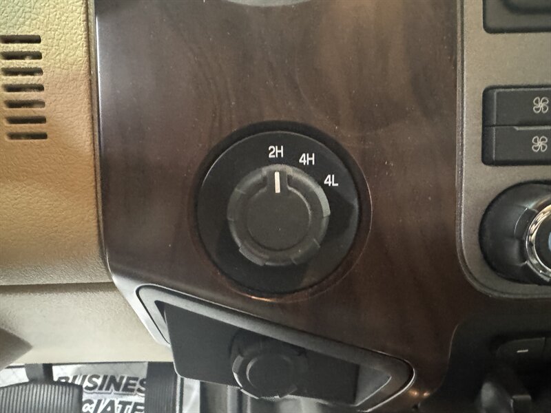 2012 Ford F-350 Super Duty Lariat   - Photo 11 - Rochelle, IL 61068