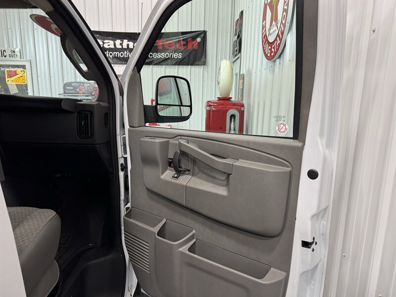2025 Chevrolet Express LT 3500 Passenger - Photo 26 - Rochelle, IL 61068