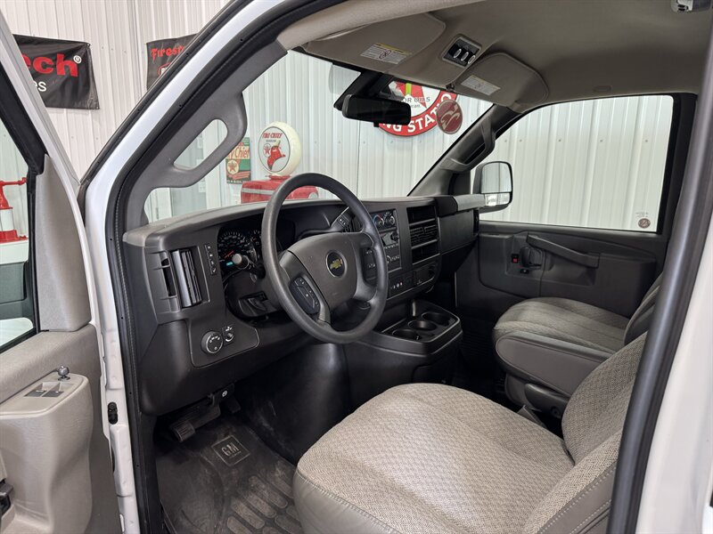 2025 Chevrolet Express LT 3500 Passenger - Photo 6 - Rochelle, IL 61068