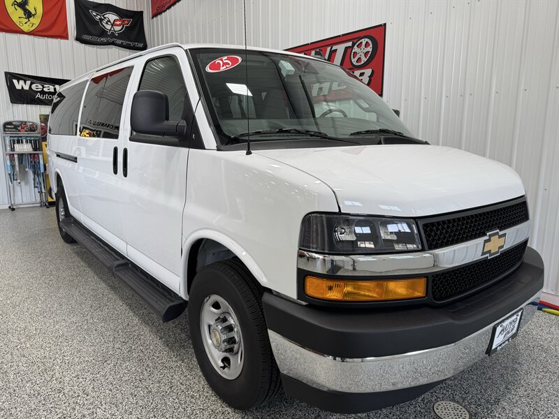 2025 Chevrolet Express LT 3500 Passenger - Photo 4 - Rochelle, IL 61068
