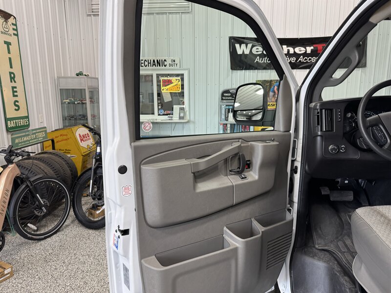 2025 Chevrolet Express LT 3500 Passenger - Photo 25 - Rochelle, IL 61068