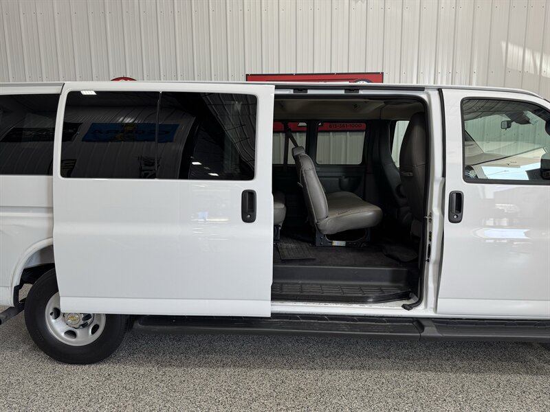 2025 Chevrolet Express LT 3500 Passenger - Photo 15 - Rochelle, IL 61068