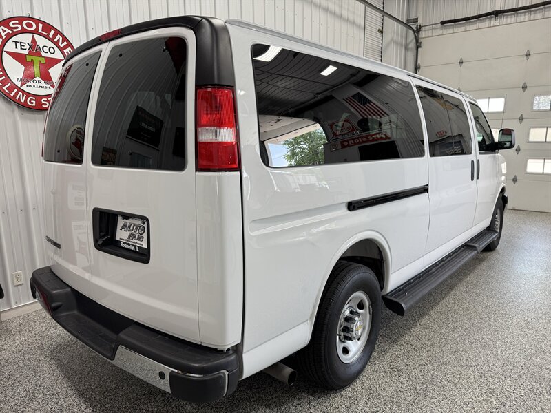 2025 Chevrolet Express LT 3500 Passenger - Photo 20 - Rochelle, IL 61068