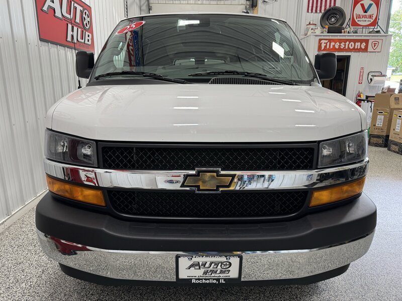2025 Chevrolet Express LT 3500 Passenger - Photo 17 - Rochelle, IL 61068