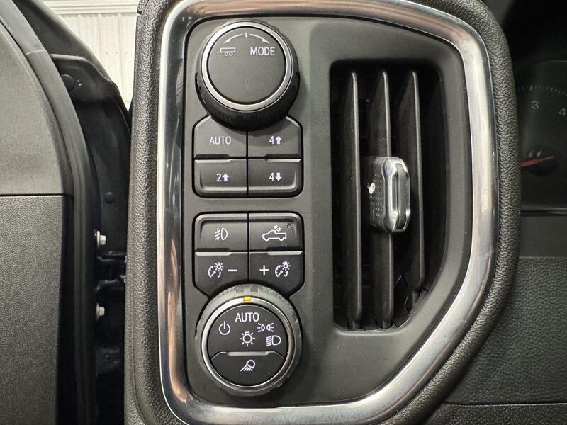 2022 Chevrolet Silverado 3500 LTZ   - Photo 15 - Rochelle, IL 61068