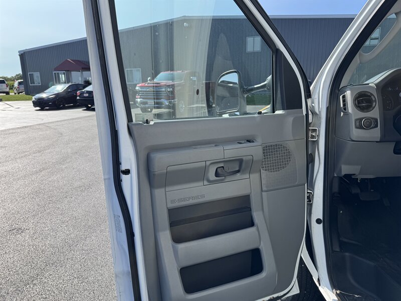 2021 Ford E-Series Van E-450 - Photo 13 - Rochelle, IL 61068