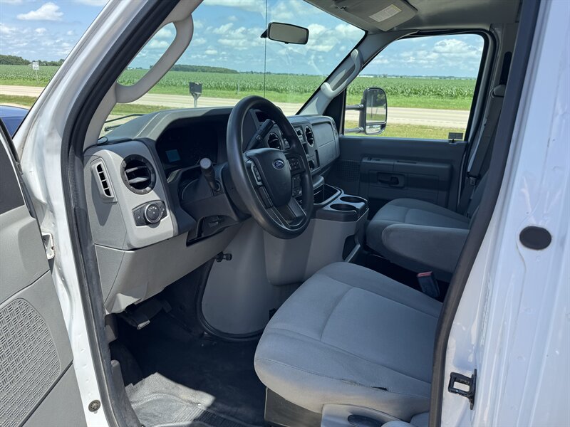 2021 Ford E-Series Van E-450 - Photo 4 - Rochelle, IL 61068