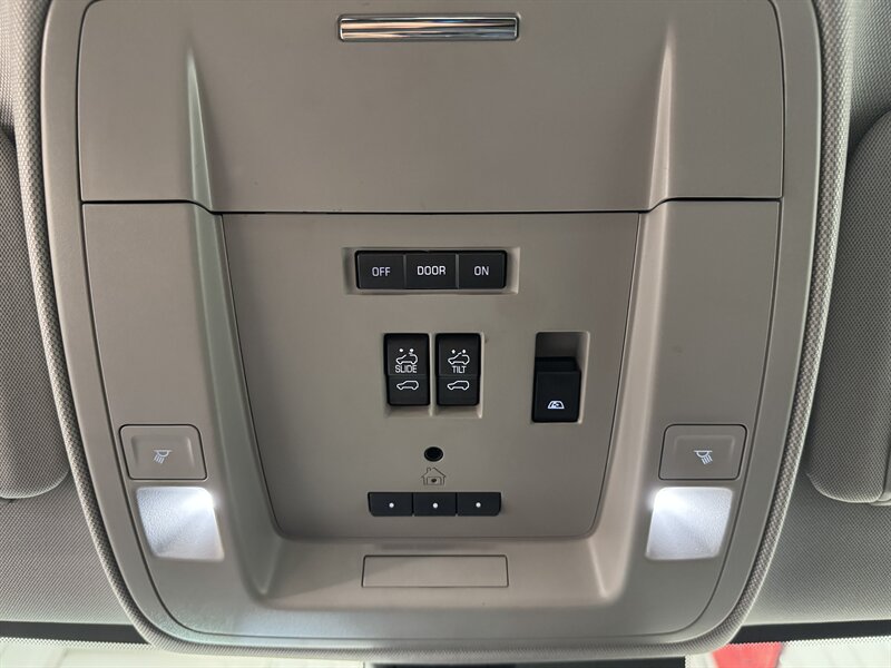 2015 Chevrolet Silverado 3500 LTZ   - Photo 13 - Rochelle, IL 61068