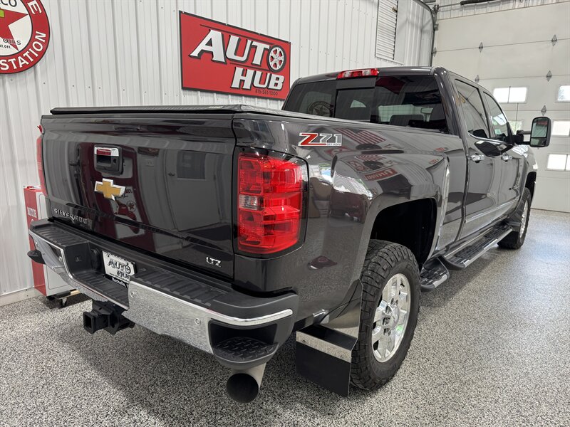 2015 Chevrolet Silverado 3500 LTZ   - Photo 18 - Rochelle, IL 61068