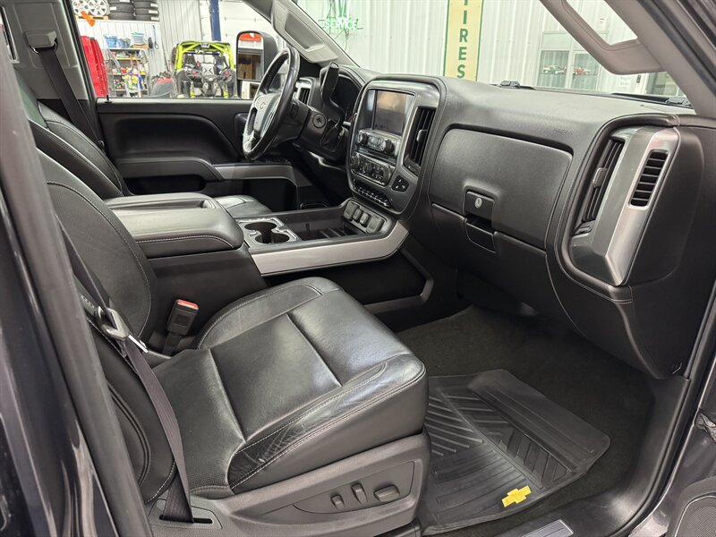 2015 Chevrolet Silverado 3500 LTZ   - Photo 17 - Rochelle, IL 61068