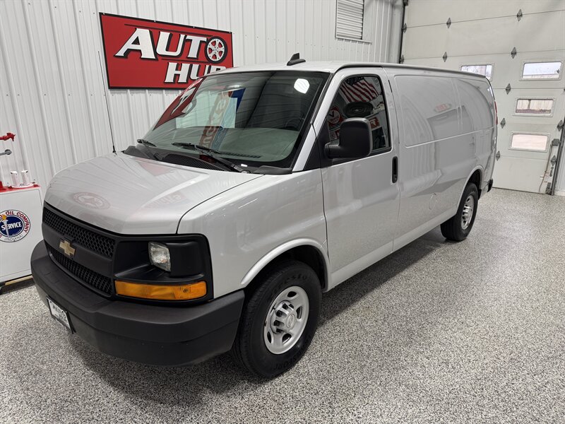 2016 Chevrolet Express 2500   - Photo 2 - Rochelle, IL 61068