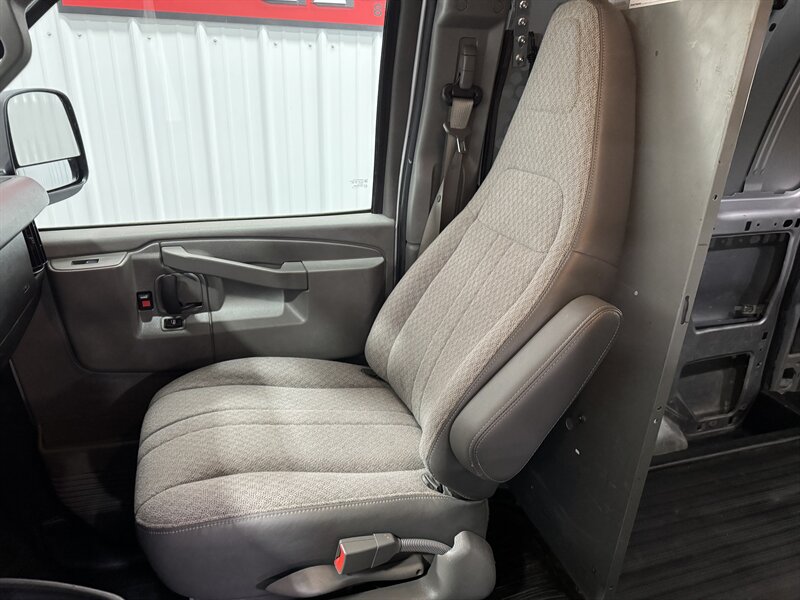 2016 Chevrolet Express 2500   - Photo 15 - Rochelle, IL 61068