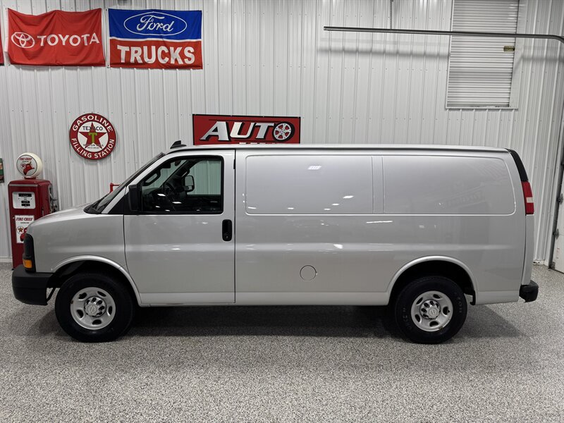 2016 Chevrolet Express 2500   - Photo 1 - Rochelle, IL 61068