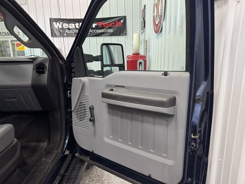 2015 Ford F-450 XL Utility   - Photo 18 - Rochelle, IL 61068
