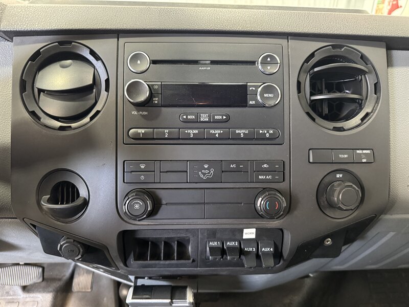 2015 Ford F-450 XL Utility   - Photo 9 - Rochelle, IL 61068