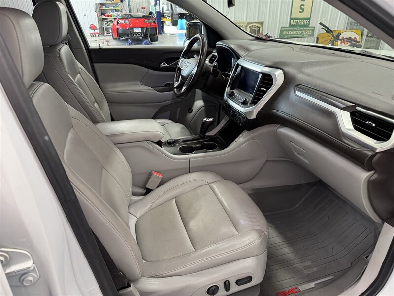 2019 GMC Acadia SLT-1 - Photo 16 - Rochelle, IL 61068