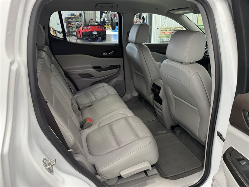 2019 GMC Acadia SLT-1 - Photo 15 - Rochelle, IL 61068