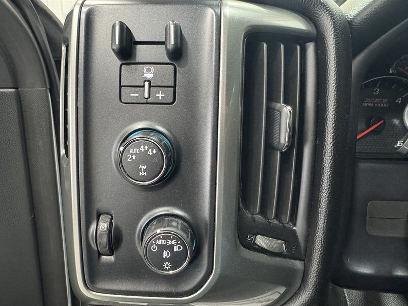 2018 Chevrolet Silverado 1500 LT Z71 - Photo 12 - Rochelle, IL 61068