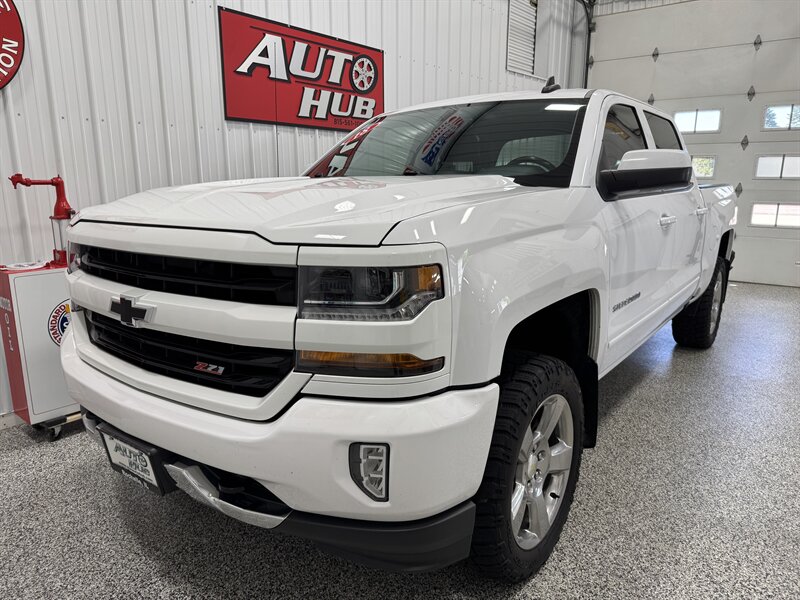 2018 Chevrolet Silverado 1500 LT Z71 - Photo 2 - Rochelle, IL 61068