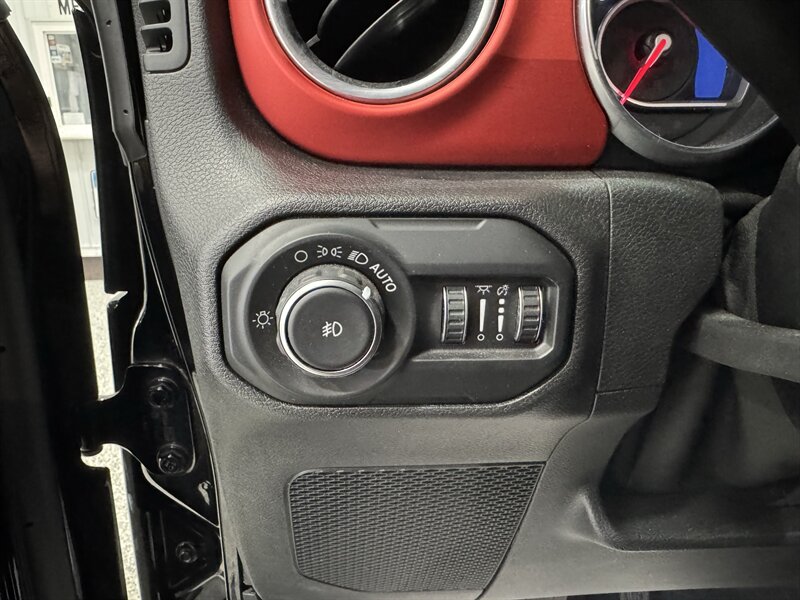 2020 Jeep Wrangler Rubicon   - Photo 10 - Rochelle, IL 61068