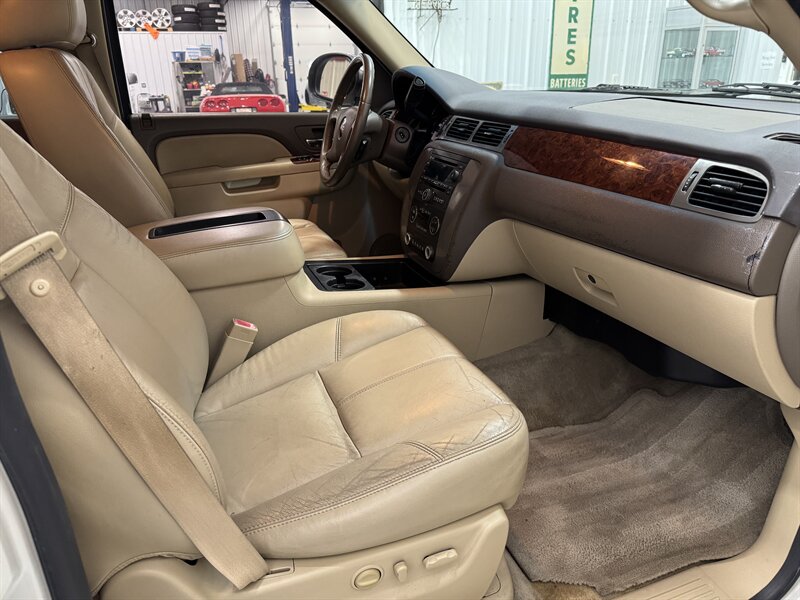 2010 GMC Yukon SLT  RUST FREE TEXAS TRUCK! - Photo 14 - Rochelle, IL 61068