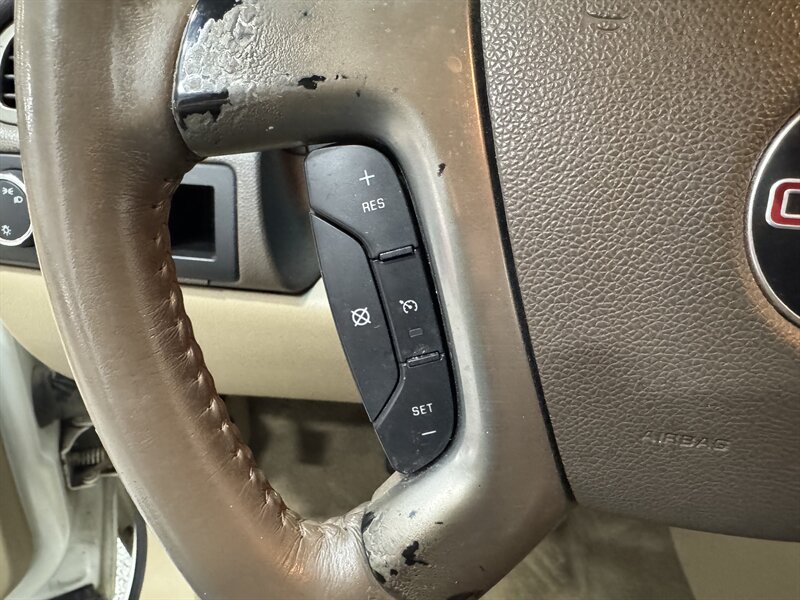 2010 GMC Yukon SLT  RUST FREE TEXAS TRUCK! - Photo 8 - Rochelle, IL 61068