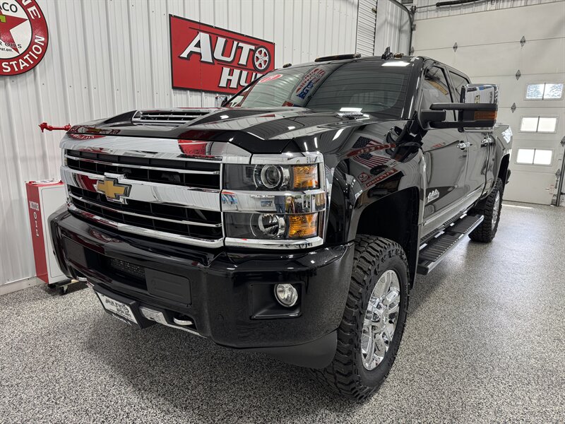 2019 Chevrolet Silverado 2500 High Country   - Photo 2 - Rochelle, IL 61068