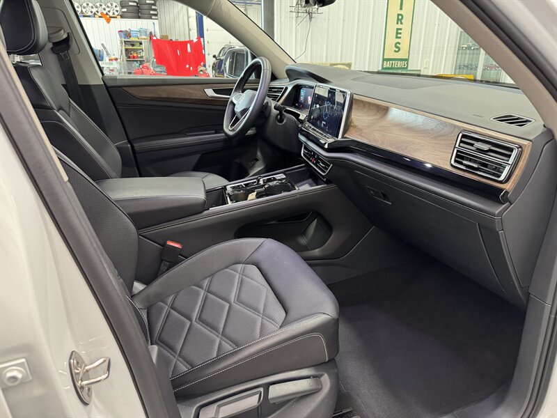 2024 Volkswagen Atlas SE 4Motion   - Photo 14 - Rochelle, IL 61068