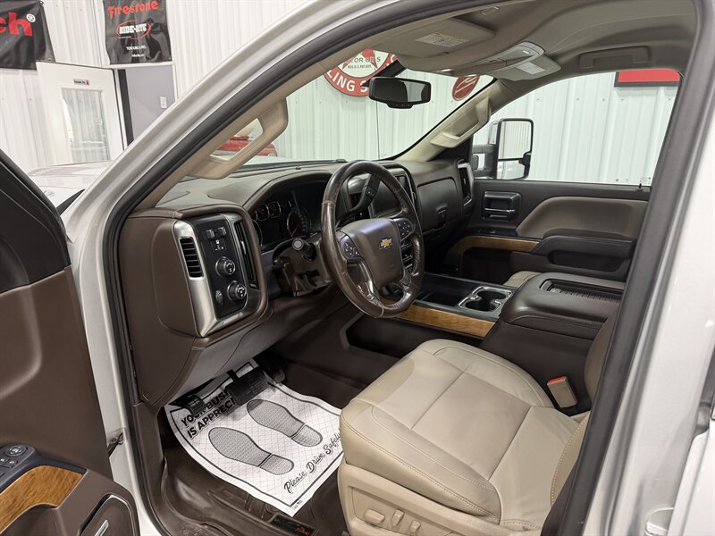 2019 Chevrolet Silverado 2500 LTZ   - Photo 6 - Rochelle, IL 61068