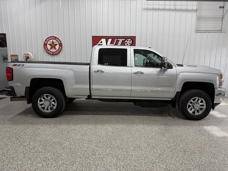 2019 Chevrolet Silverado 2500 LTZ   - Photo 3 - Rochelle, IL 61068