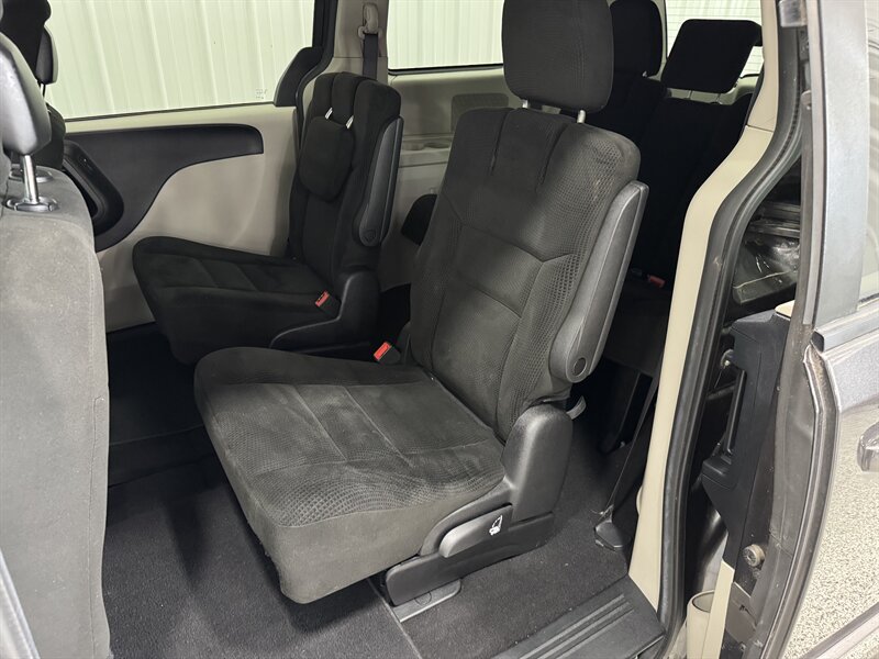 2016 Dodge Grand Caravan SXT - Photo 12 - Rochelle, IL 61068